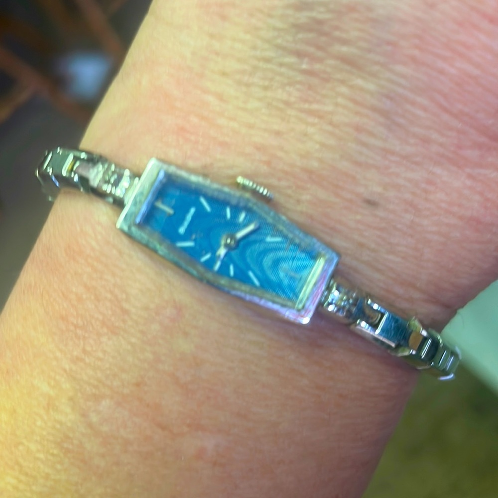Beautiful women’s watch. To small or I would keep it